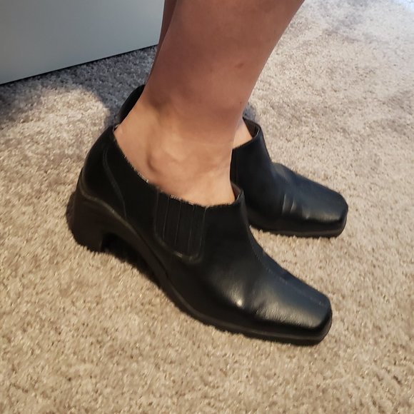 US W 8M Aerosoles Black Ankle Bootie with Heel - Picture 2 of 8